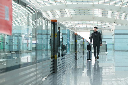机场快轨东亚户内商务男士在机场图片