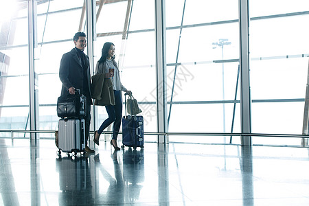 航空业商务男女在机场图片