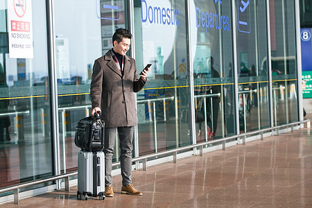 中年商务男人在机场外图片