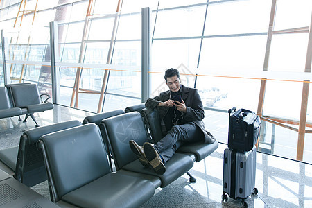 旅行商务男士在机场休息图片