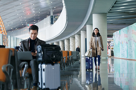 航空白昼女商人商务人士在候机大厅图片