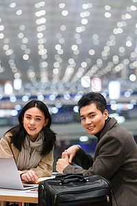 彩色图片全球商务旅行者商务男女在候机大厅图片