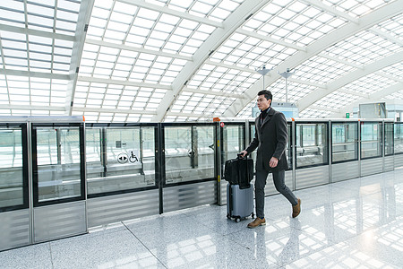 欢乐行李亚洲商务男士在机场图片