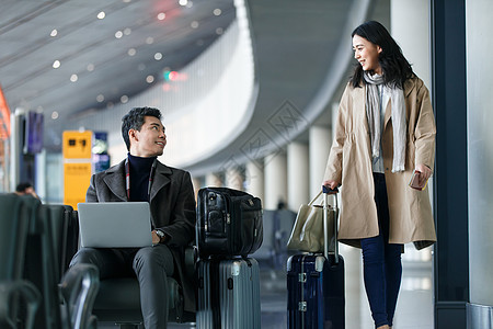 机场使用电脑航空业商务男女在候机大厅图片