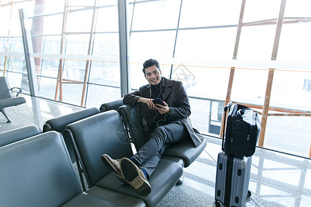 东亚30多岁拉杆箱商务男士在机场高清图片