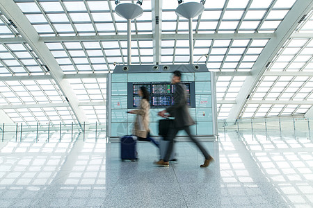运动模糊步行商务男女在机场图片