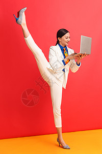 商务女人使用笔记本电脑图片