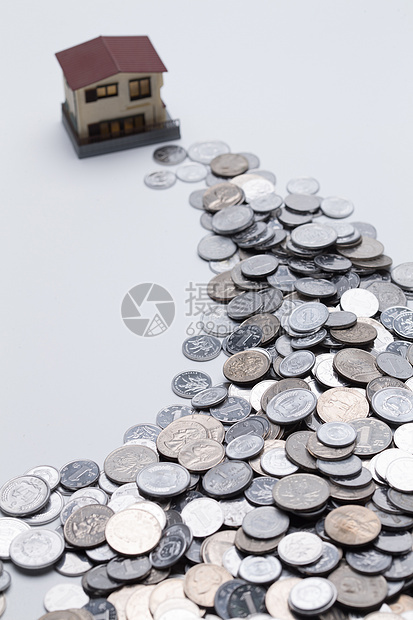 亚洲财务项目影棚拍摄硬币和房屋模型图片