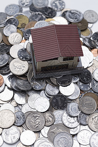 赚钱东亚硬币硬币和房屋模型图片
