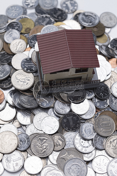 赚钱东亚硬币硬币和房屋模型图片
