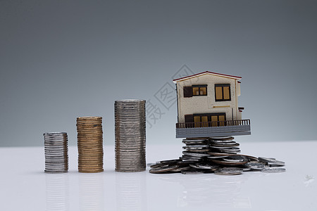 白色金融背景硬币货币创造力硬币和房屋模型背景