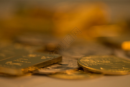 金色银杏叶金融银行业古老的金币和金条背景