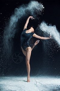 水中舞蹈练习芭蕾的年轻女性背景