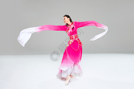练习传统舞蹈的女性图片