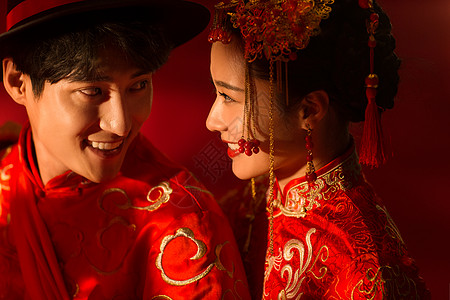 新婚夫妇中式古典婚礼图片
