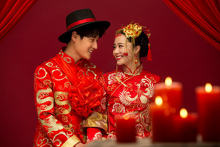 青年夫妇中式古典婚礼图片