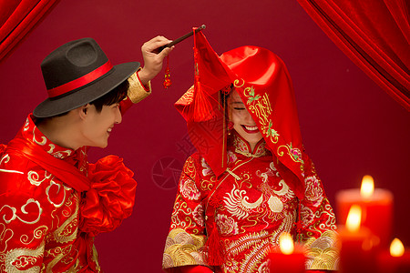 新的红花新郎中式古典婚礼图片