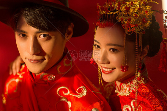 举办中国风婚礼的新人图片