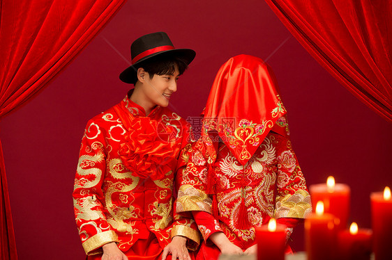 民俗中式古典婚礼的新人图片