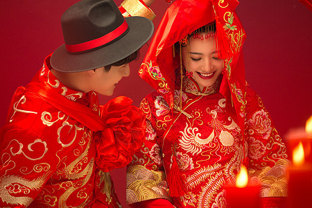 中式古典婚礼的新人图片