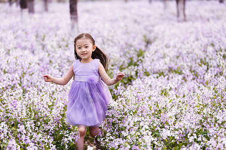 季节放松可爱的小女孩在户外高清图片