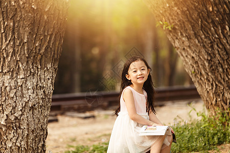 清新公园可爱的小女孩在户外图片