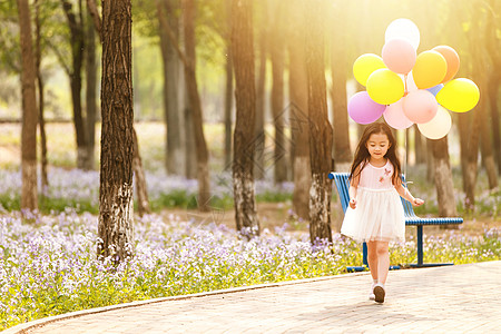 春天跑步女孩可爱的小女孩拿着气球背景