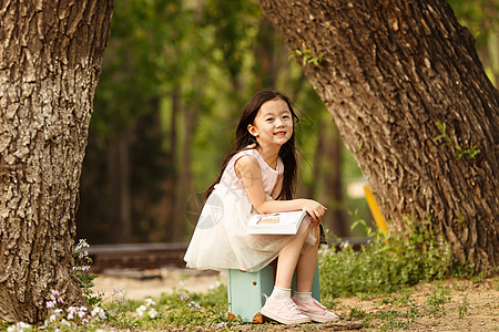 小孩嬉戏可爱的小女孩在户外公园背景