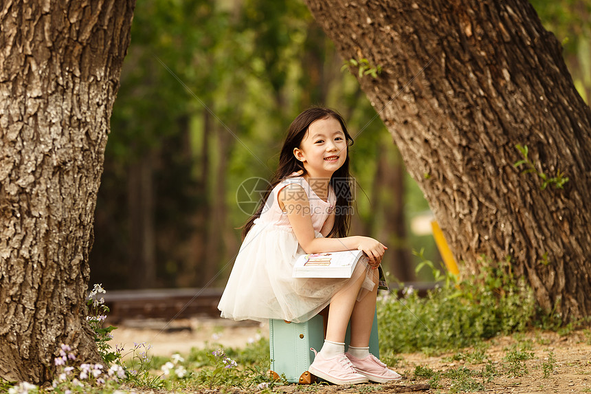 可爱的小女孩在户外公园图片