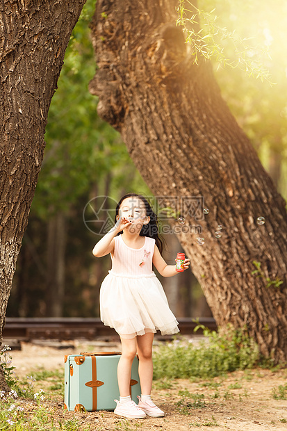 吹泡泡可爱的女孩在户外图片