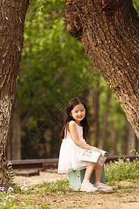仅一个女孩绿色欢乐可爱的小女孩在户外图片