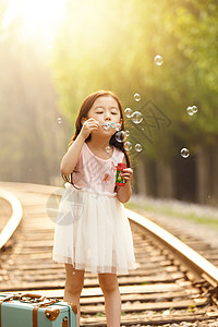 铁轨旅行仅一个人可爱的女孩在户外图片