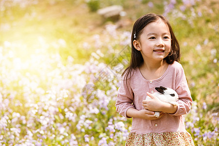 孩子春天日光春天儿童可爱的女孩在户外背景