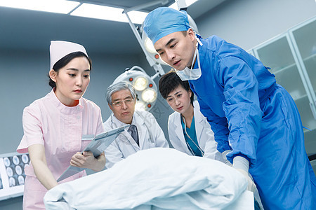 亚洲人老年人手术衣医务工作者抢救病人图片