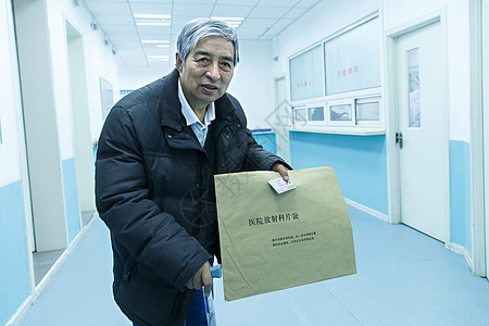 卫生仅男人服务生病的老人在医院图片