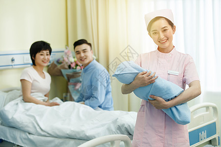 病房护士和新生儿的父母图片