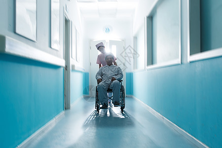 收容所努力衰老过程护士和老年男人在医院走廊图片