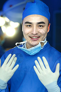 仅成年人注视镜头手术帽医务工作者在手术室图片