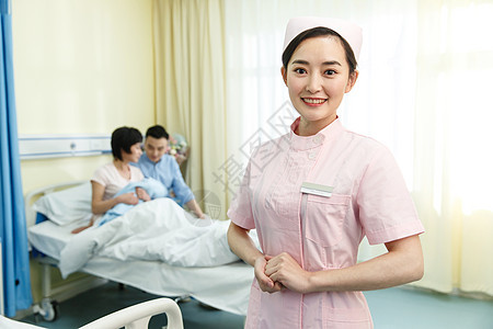 亚洲人30多岁健康的护士和新生儿的父母图片