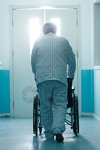 步行老人技能老年男人在医院走廊图片