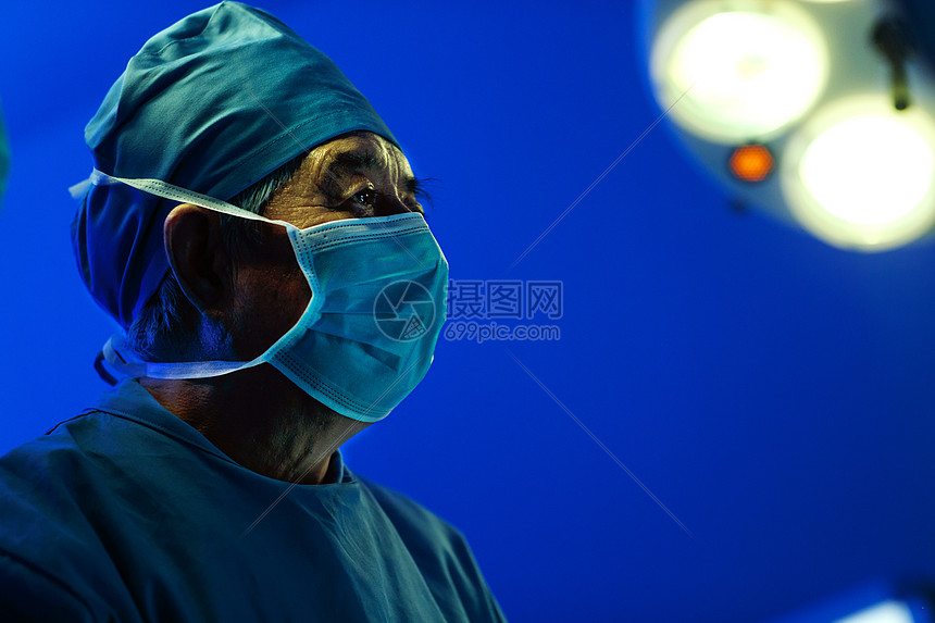 生病保护医护服医务工作者在手术室图片