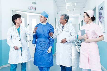 专门技术合伙责任医务工作者在医院的走廊图片