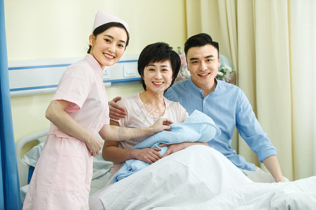 户内25岁到29岁权威护士和新生儿的父母图片
