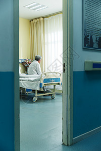 床东亚住院部生病的老人在病房图片