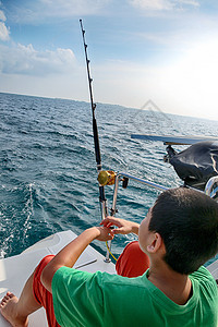 海上钓鱼的男孩图片