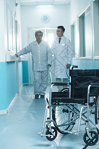 住院部现代医生和老年男人在医院走廊图片