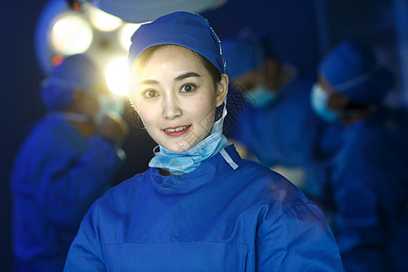 职业手术帽注视镜头医务工作者在手术室高清图片