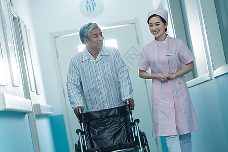 医护服彩色图片病人护士和老年男人在医院走廊图片