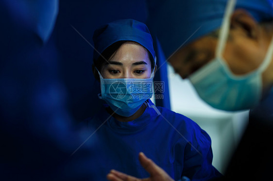 成年人技能责任医务工作者在手术室图片