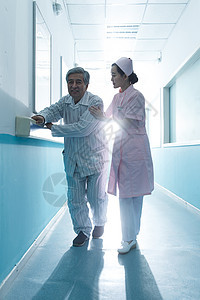 收容所两个人东亚护士和老年男人在医院走廊图片